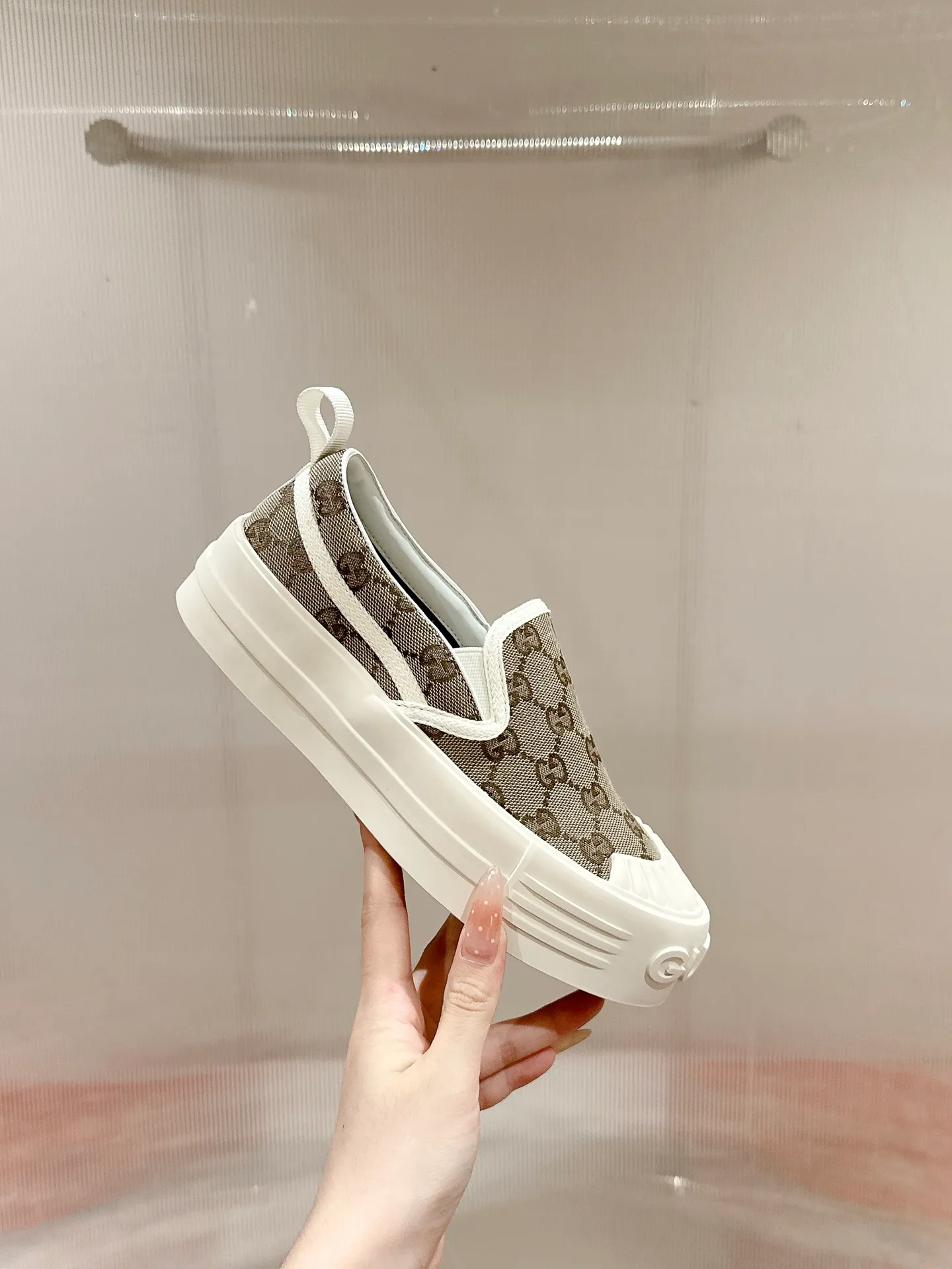 👟👟Ex-factory price 520👟👟 Women's models are new🆕 Arrival Gucci tennis 1977 classic Loft series canvas shoes... 2025 hot recommended model, G+1977×Disney cooperation series... GG canvas is made of finished products and incorporates brand elements. The retro style is rich, the classics and feelings are perfect for recall! Each color fabric developed by the original version is customized by the original version, and we pursue the ultimate in large-scale products! Market-level top version ⚠ Fabric: Customized GG cloth electric embroidery/5D washed distressed canvas Lining: Customized terry cloth lining (the feet are fitted and cannot be disassembled) Outsole: Original molded TPU two-color outsole Size: 35-40 (41 customized)